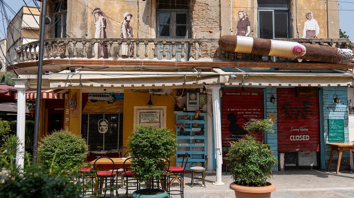 Najdete tady desítky butiků, vyhlášených restaurací, kaváren, hospůdek a barů