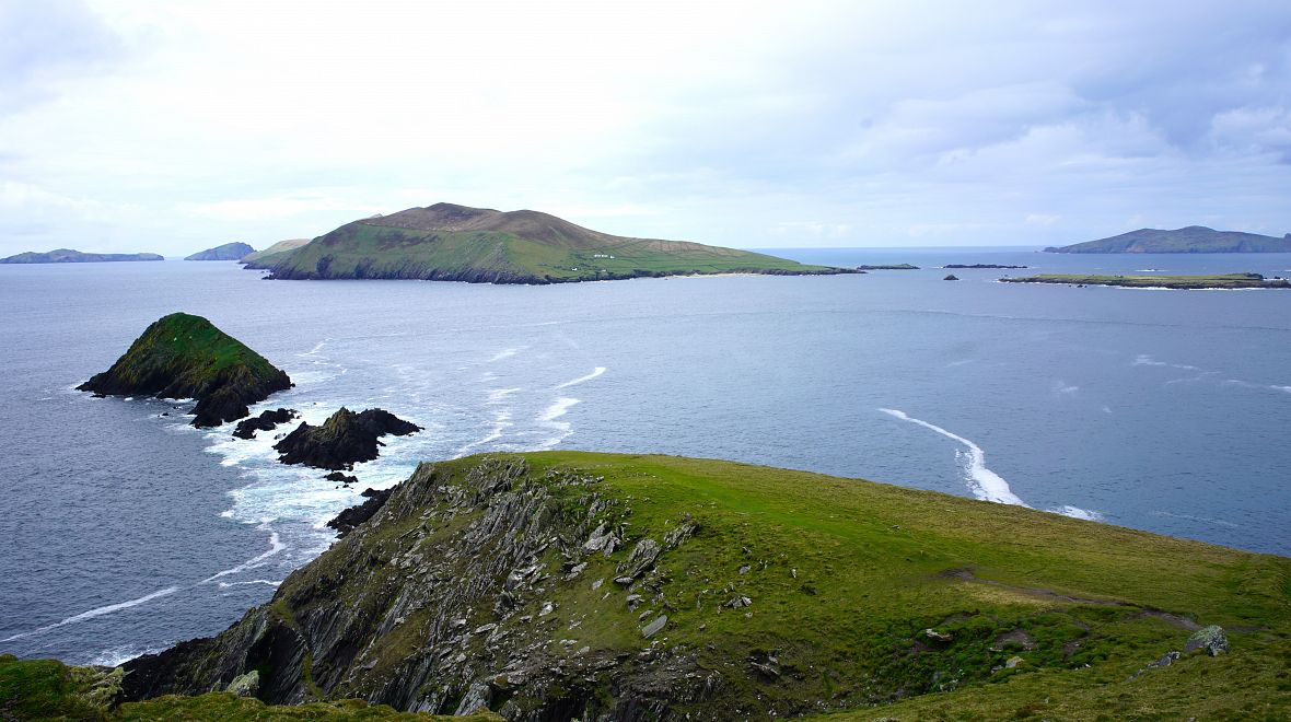 Výhled z mysu Dunmore Head. V dáli jsou neobydlené ostrovy Blasket Islands