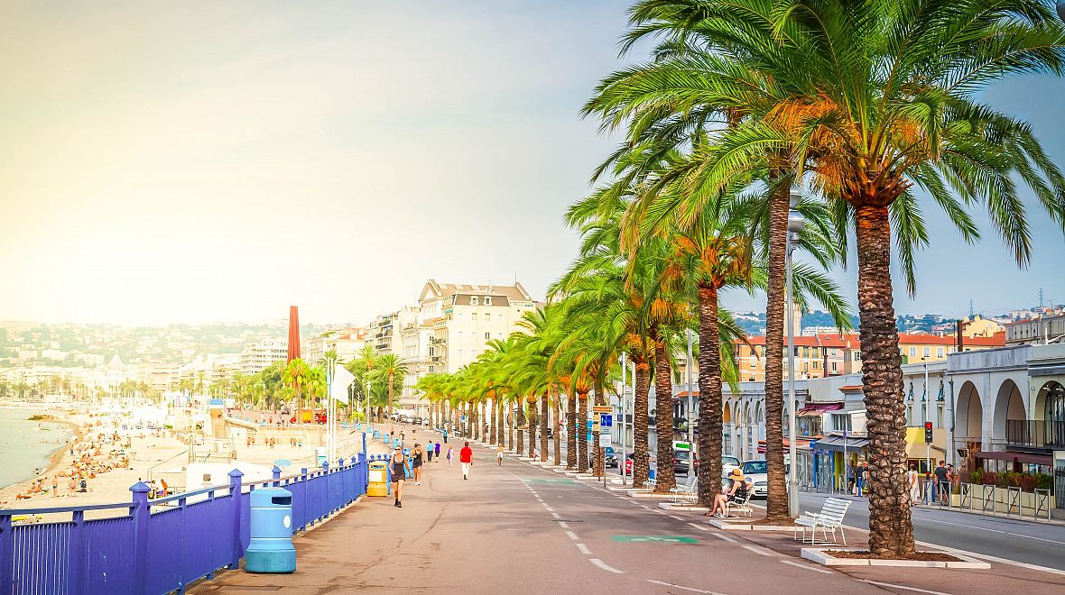 Promenade des Anglais představuje honosný střed města z 19. století, symbol luxusu a života „vyšší“ společnosti