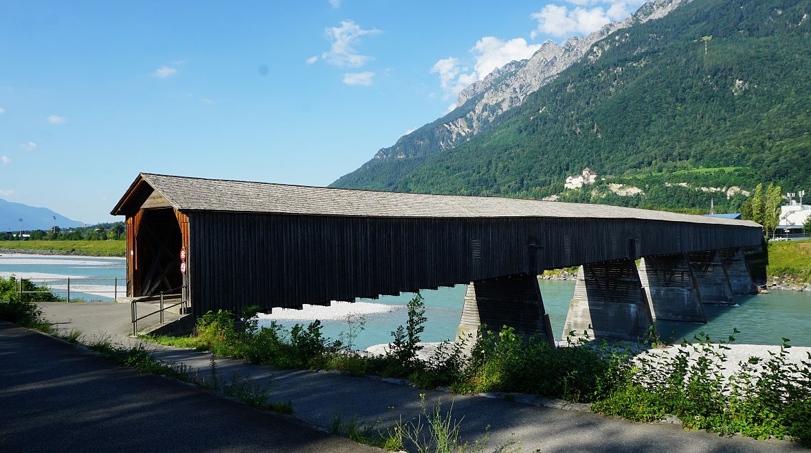 Dřevěný most Alte Rheinbrücke spojuje lichtenštejnský břeh s tím švýcarským