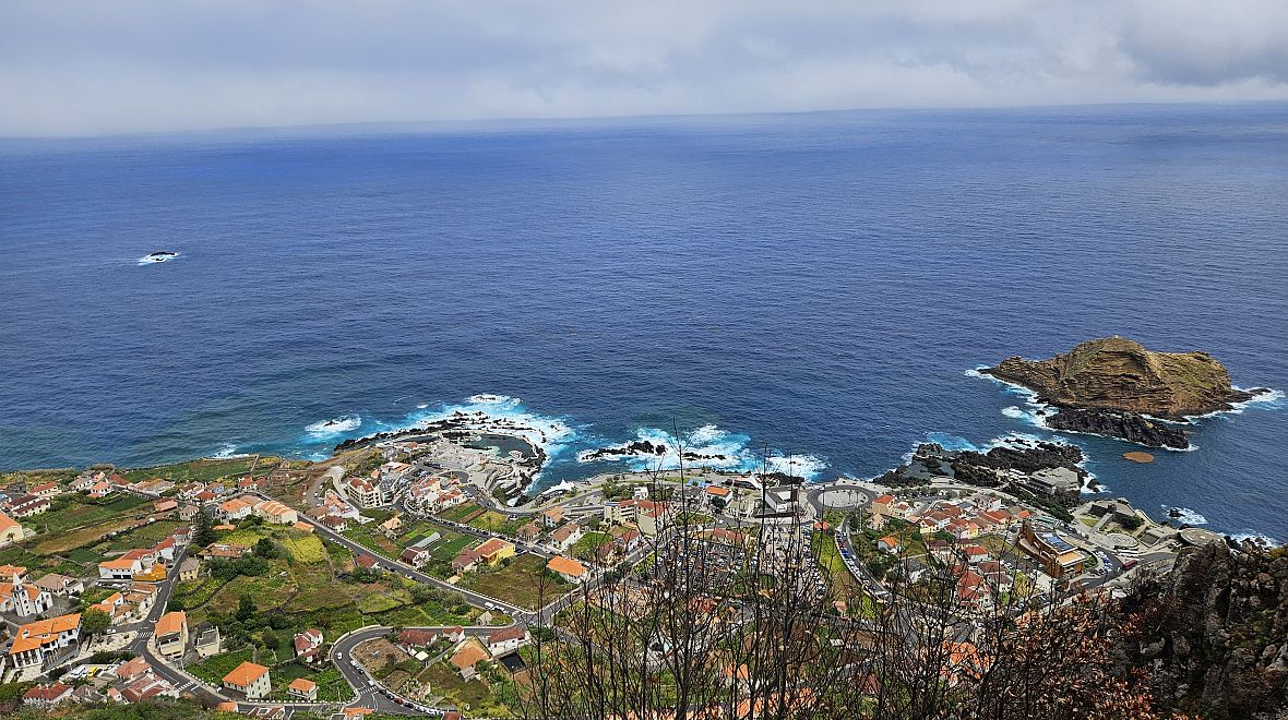 Výhled na Porto Moniz a lávová jezírka