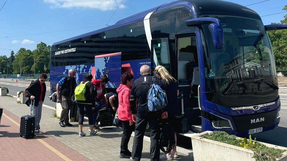 Navažte konverzaci s dalšími cestujícími, máte společný cíl, takže i společné téma