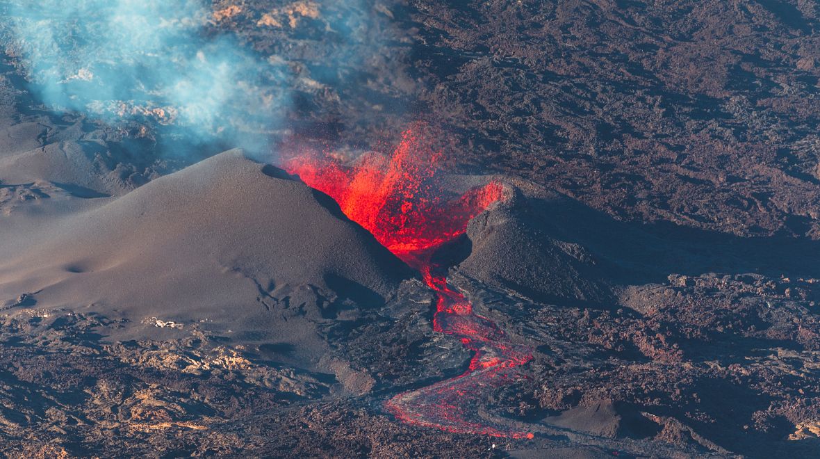 Jeden z nejčinnějších vulkánů světa Piton de la Fournaise