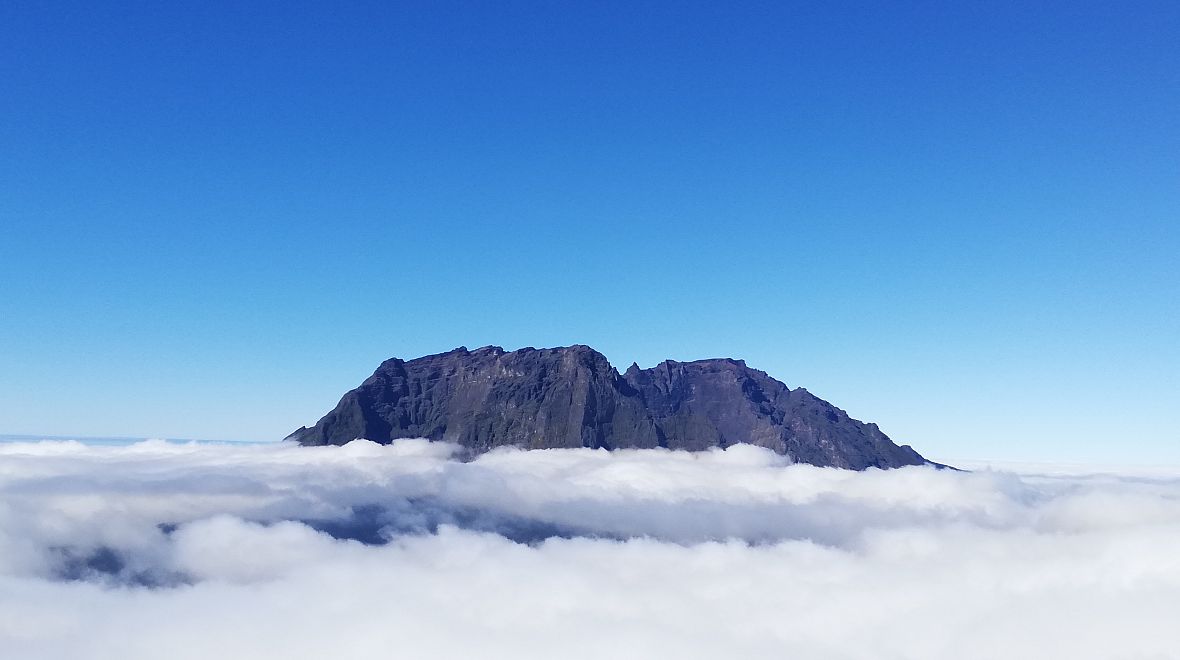 Nejvyšším vrcholem ostrova je sopka Piton des Neiges