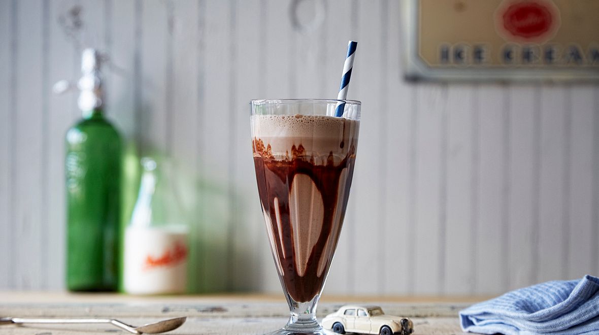 Tradiční egg cream lze ochutnat na místech jako Katz's Delicatessen