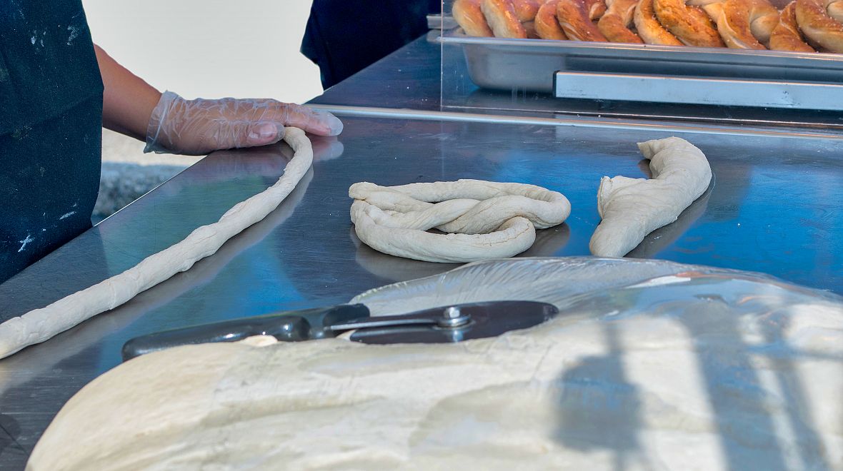 Hotové soft pretzels jsou měkké a vláčné uvnitř