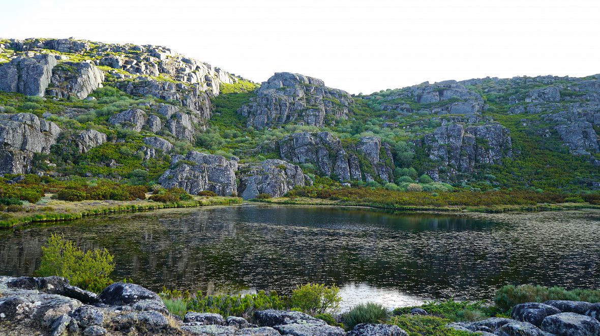 Příroda v okolí přehrady Lagoa Comprida dává na vědomí, že zde kdysi býval ledovec