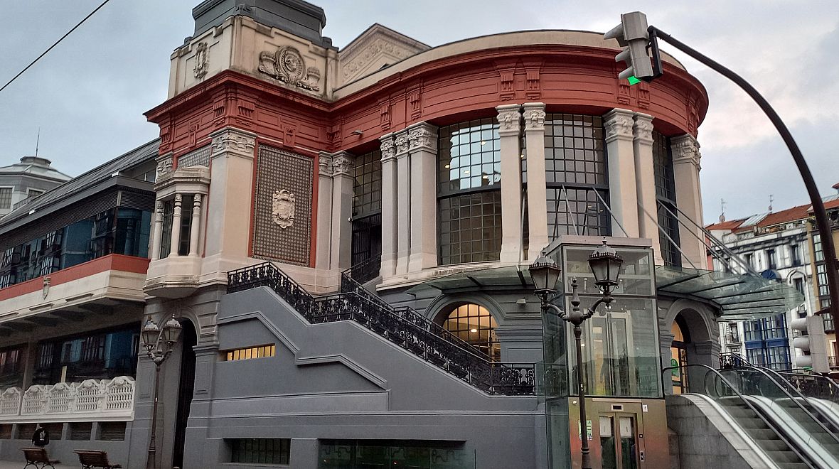 Co myslíte, co sídlí v téhle noblesní budově? Ani divadlo, ani muzeum, nýbrž úžasná místní tržnice nabízející nejrůznější lahůdky.