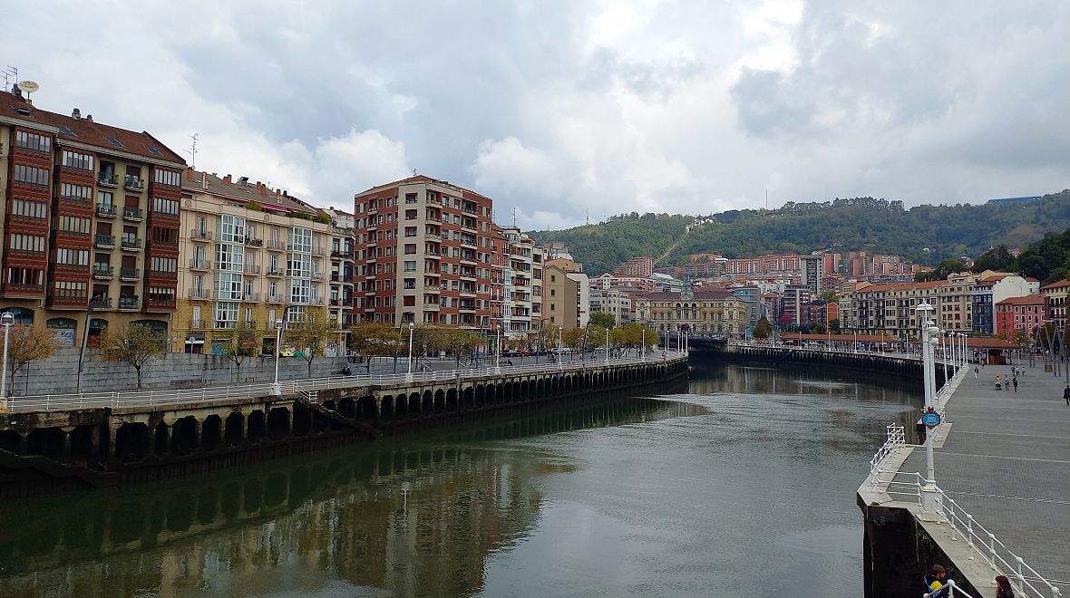 Pohled na město z kopce Aratxanda. A v názvu nechybí písmeno, takhle je to správně po baskicku.