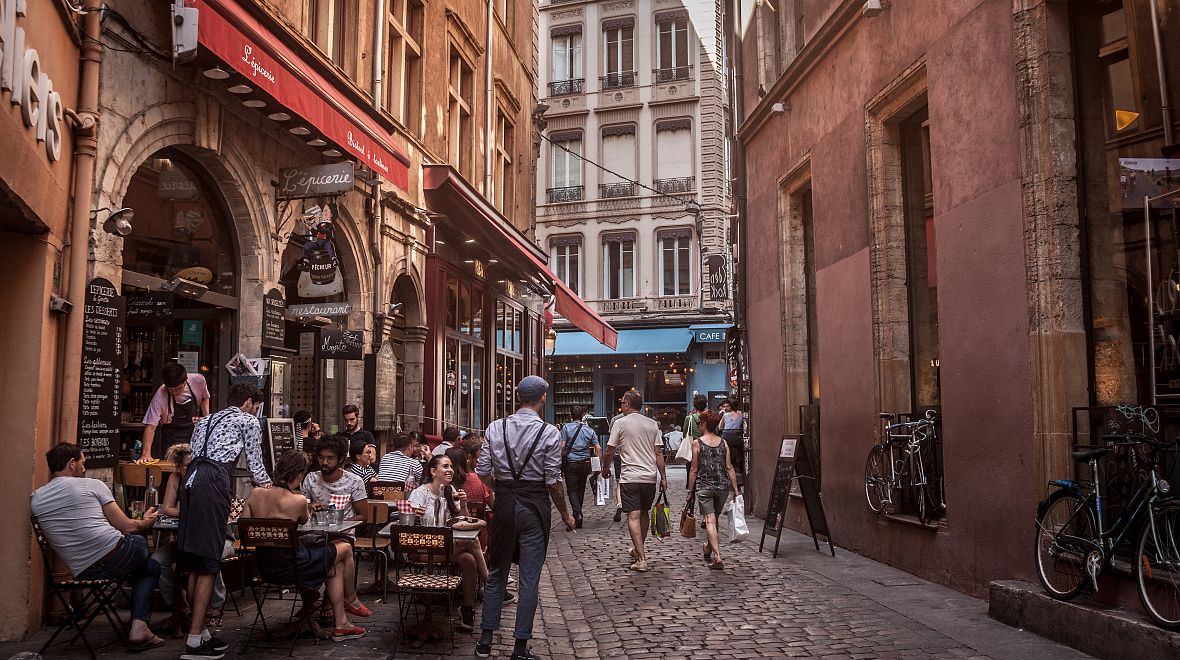 Malebné historické centrum se nachází na západním břehu řeky Saône