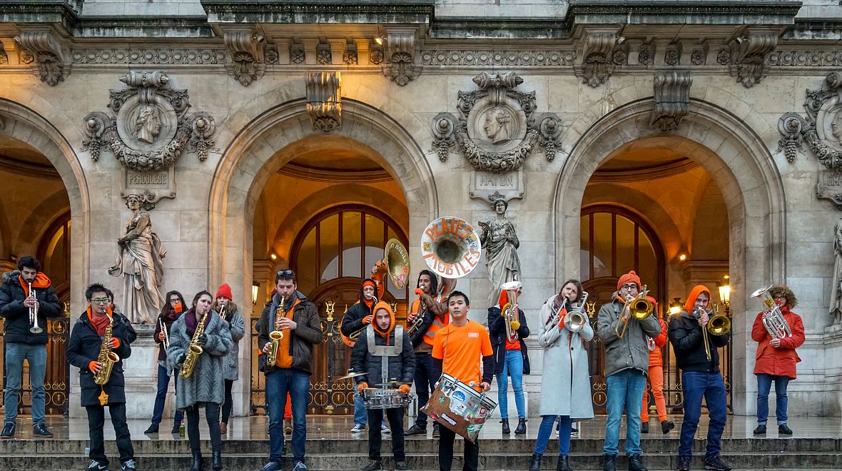 Muzikanti před budovou opery Garnier