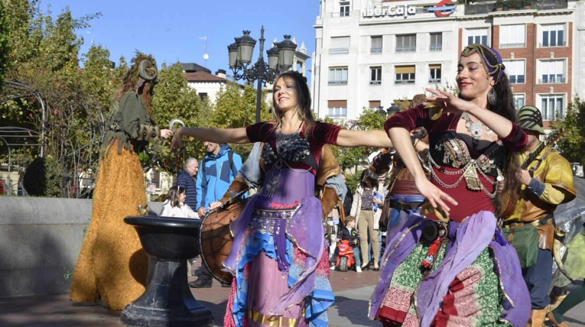 Přidejte se k místním a tančete jako o život.