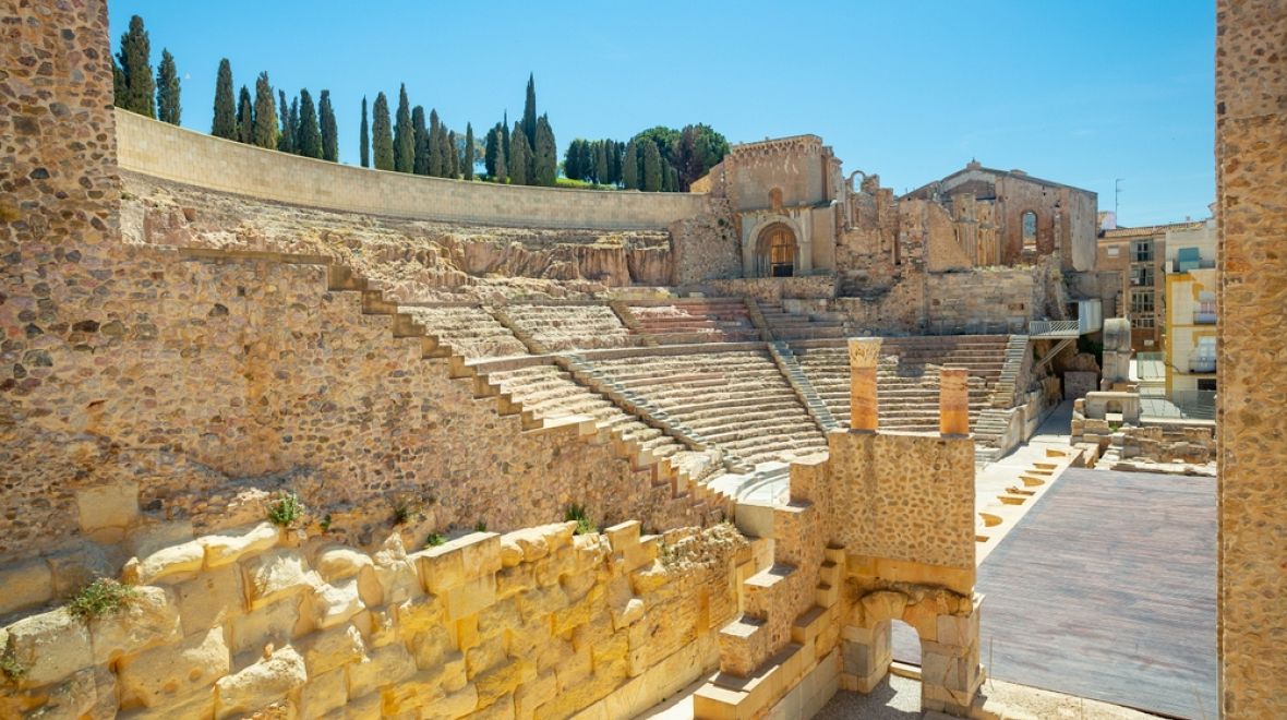 Amfiteátr byl eliptického tvaru, kdežto divadlo je pouze půlkruh