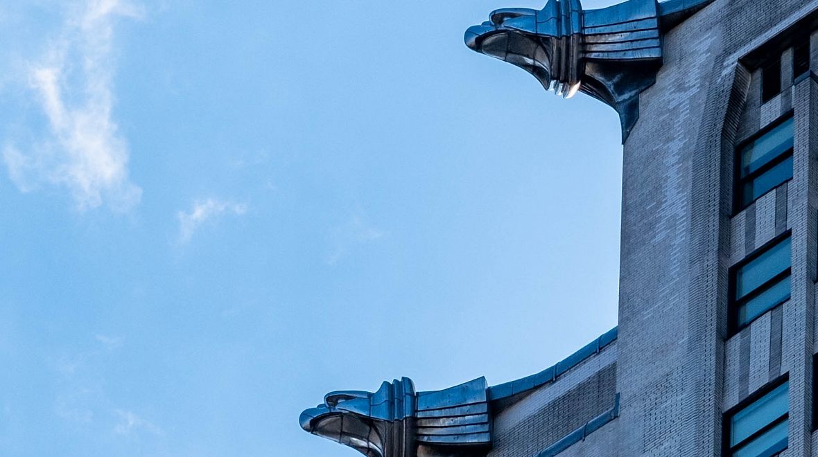 Ve výšce přibližně 210 metrů se nacházejí chrliče