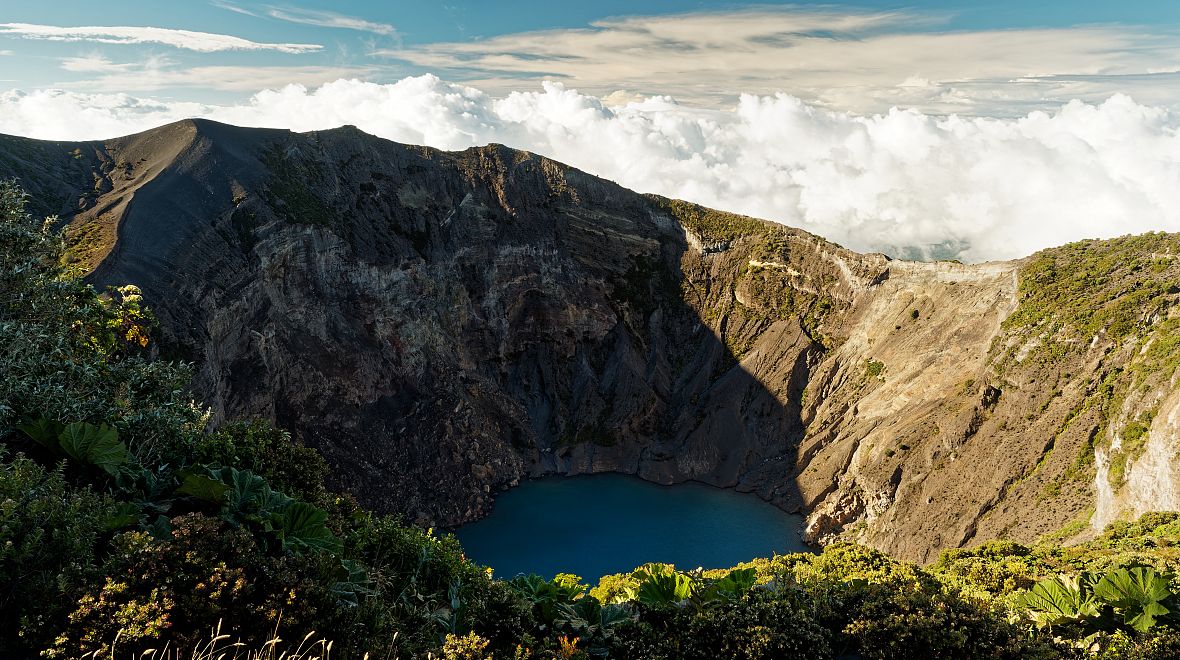 Hlavním kráterem sopky Irazú je kráter Playa Hermosa