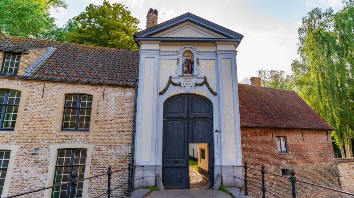 Vstup přes barokní bránu