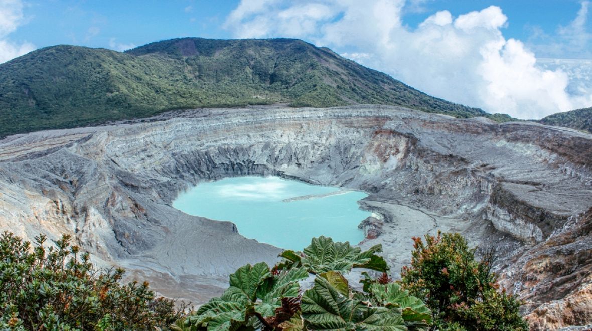Uvnitř kráteru se nachází kyselé jezero intenzivní tyrkysově modré barvy