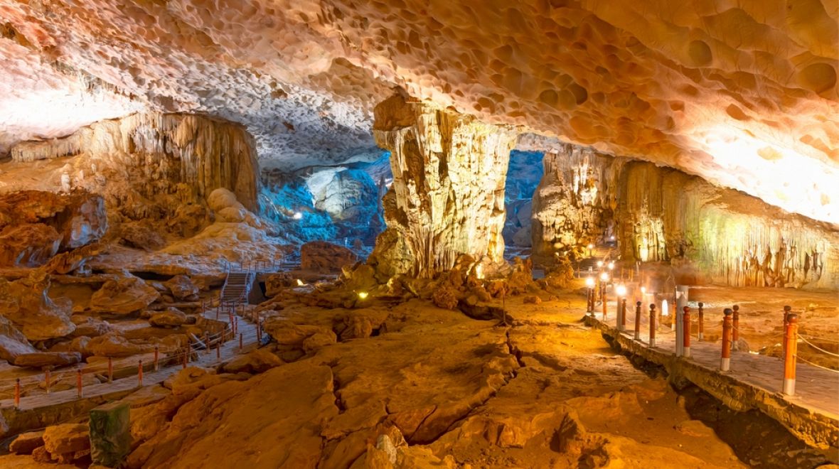 Jedna z jeskyní v oblasti Ha Long Bay