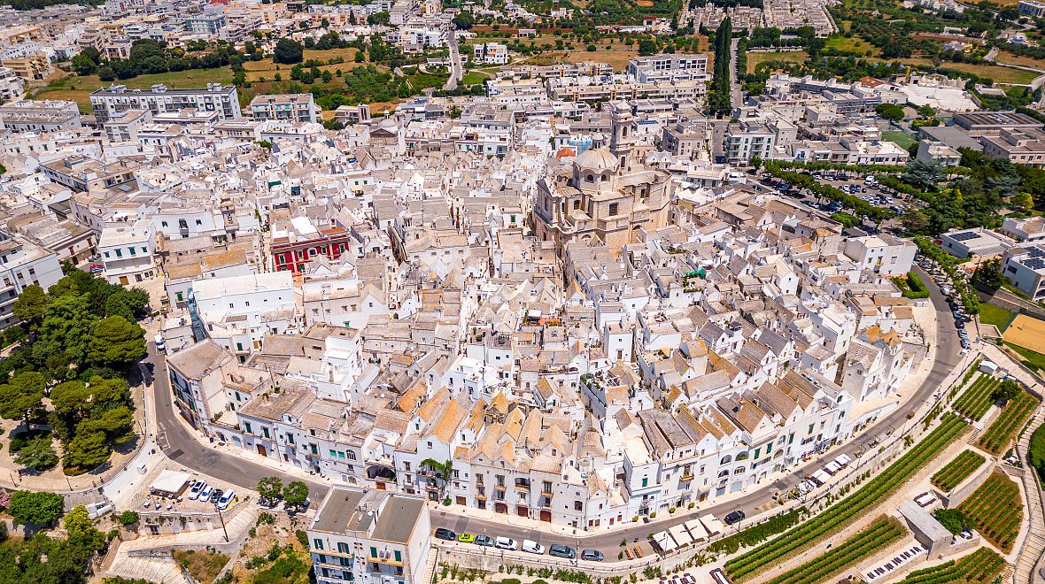 Nezapomeňte ochutnat místní stejnojmenné bílé víno