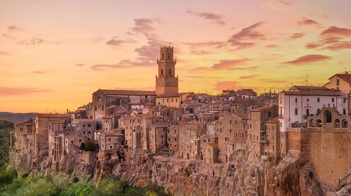 Kouzelné městečko na skalním útesu