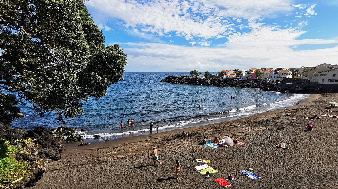 Počasí bývá proměnlivé, ale koupat se můžete po celý rok