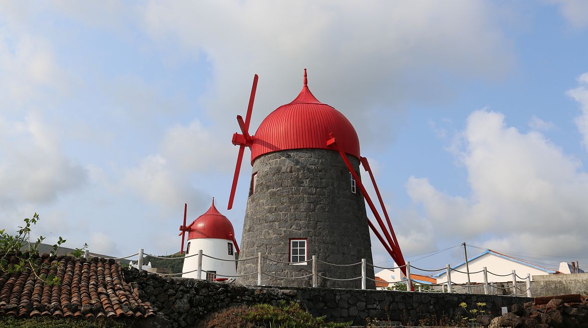 Charakteristické větrné mlýny na Graciose