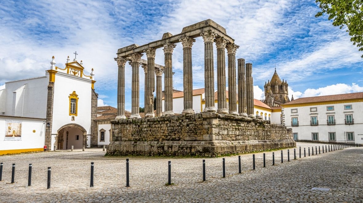 Symbolem Évory je místní římský chrám