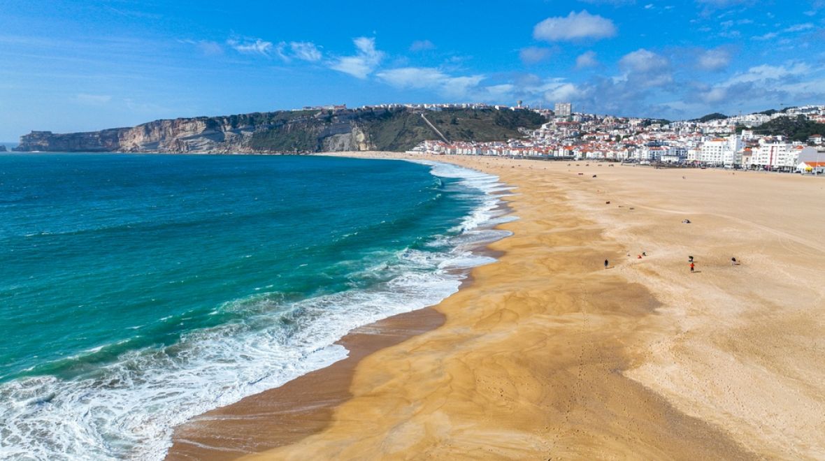 Nádherná písečná pláž v Nazaré