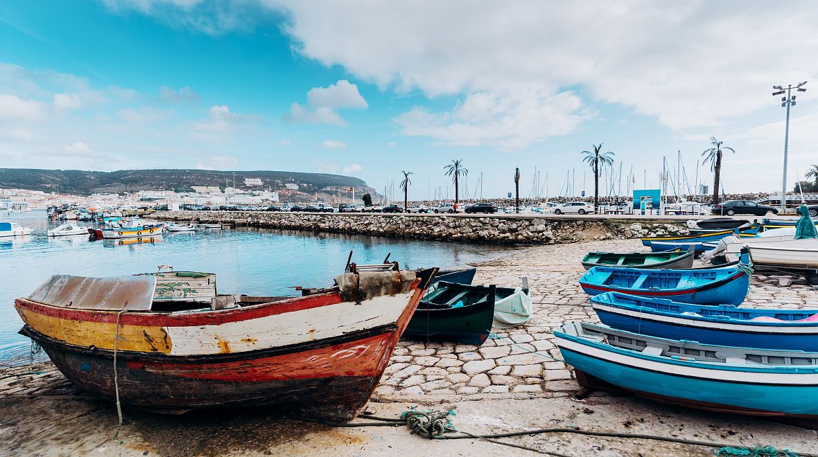 Přístav s typickými rybářskými loďkami