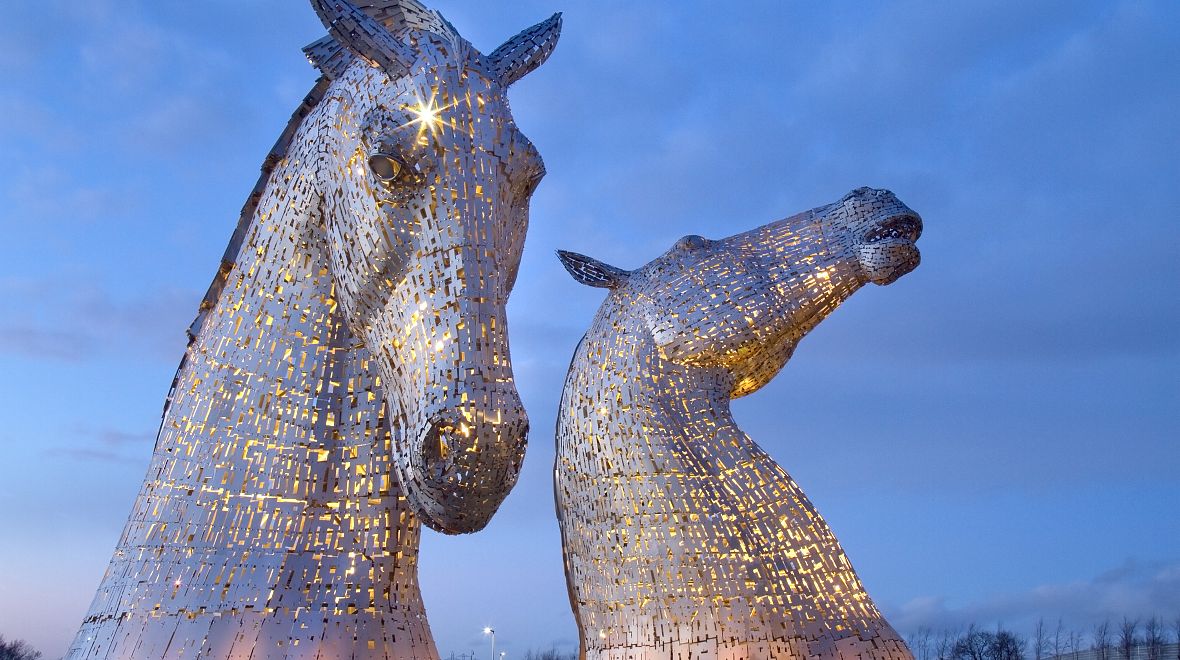 V noci se mohutné hlavy rozsvítí