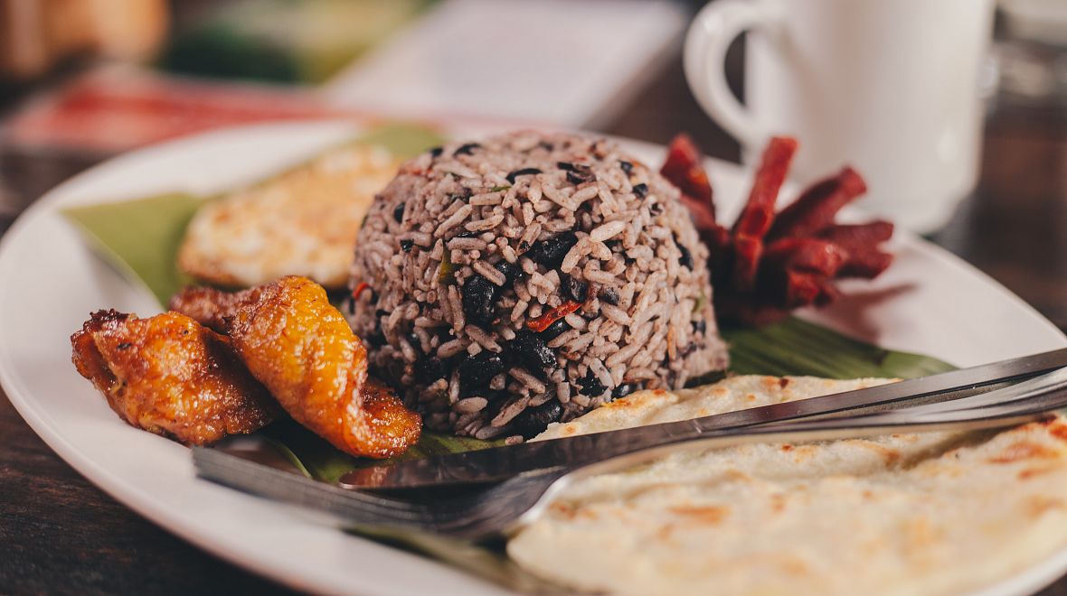 Typická kostarická snídaně, v níž nechybí rice and beans