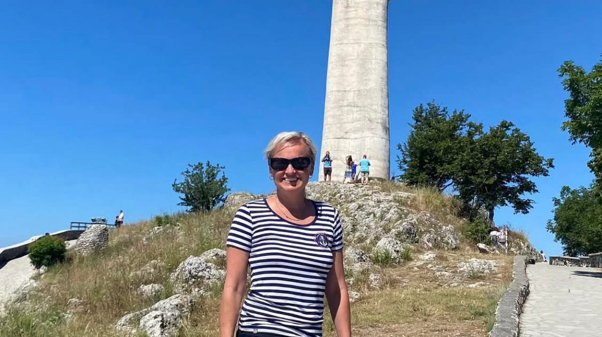 Průvodkyně Iva se sochou