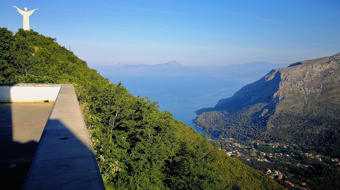 Socha váží přes 400 tun