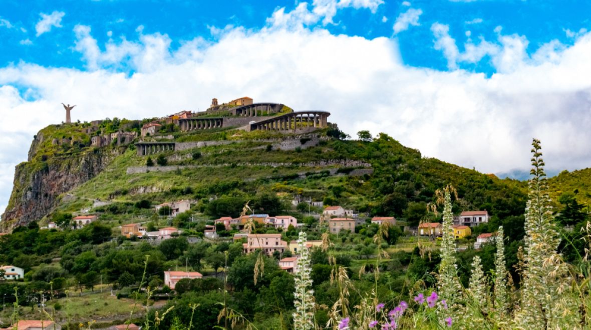 Na vrcholu Monte San Biagio byl původně vztyčen kovaný železný kříž 