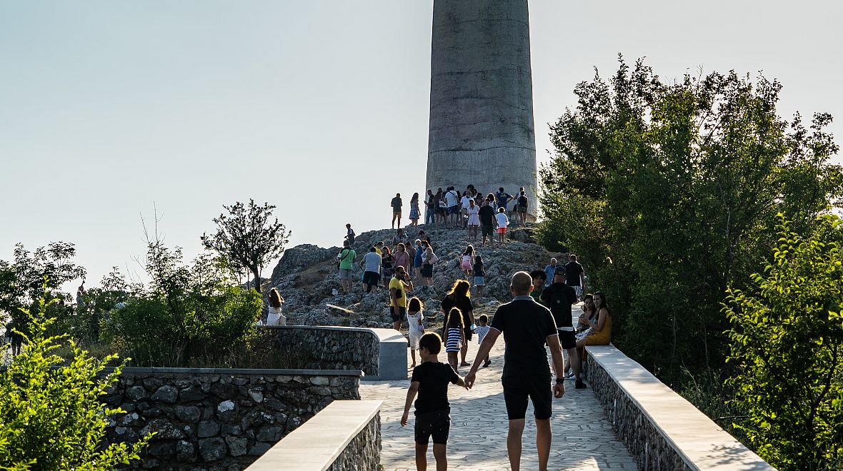 Socha se stala cílem poutníků