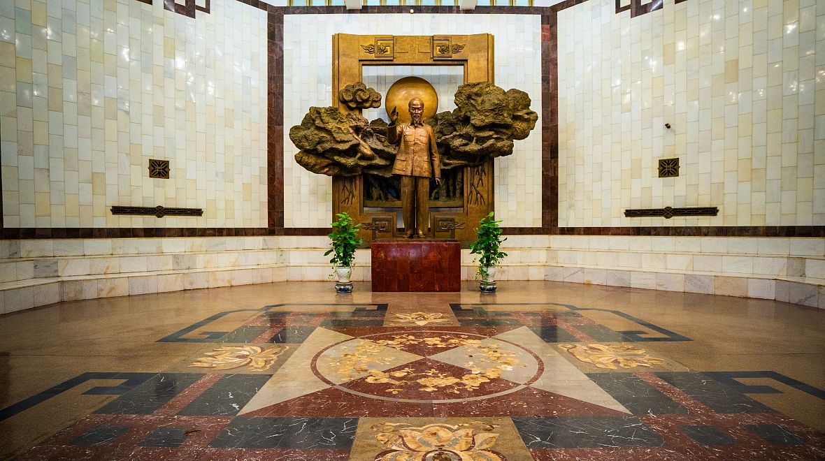 Uvnitř se nachází bronzová socha