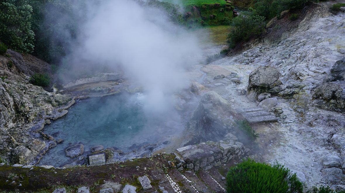 Kouřící fumaroly vás přivítají silným sirným zápachem