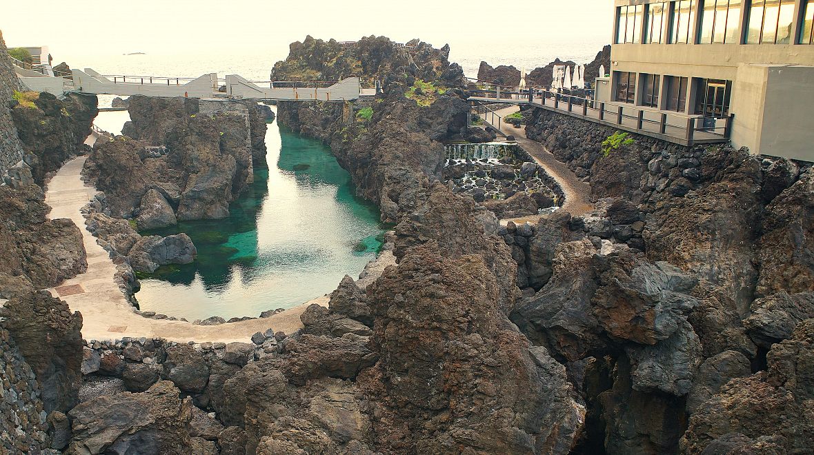 Bazénové komplexy jsou plně vybavené - nechybí restaurace, kavárna, šatny, sprchy ani lehátka