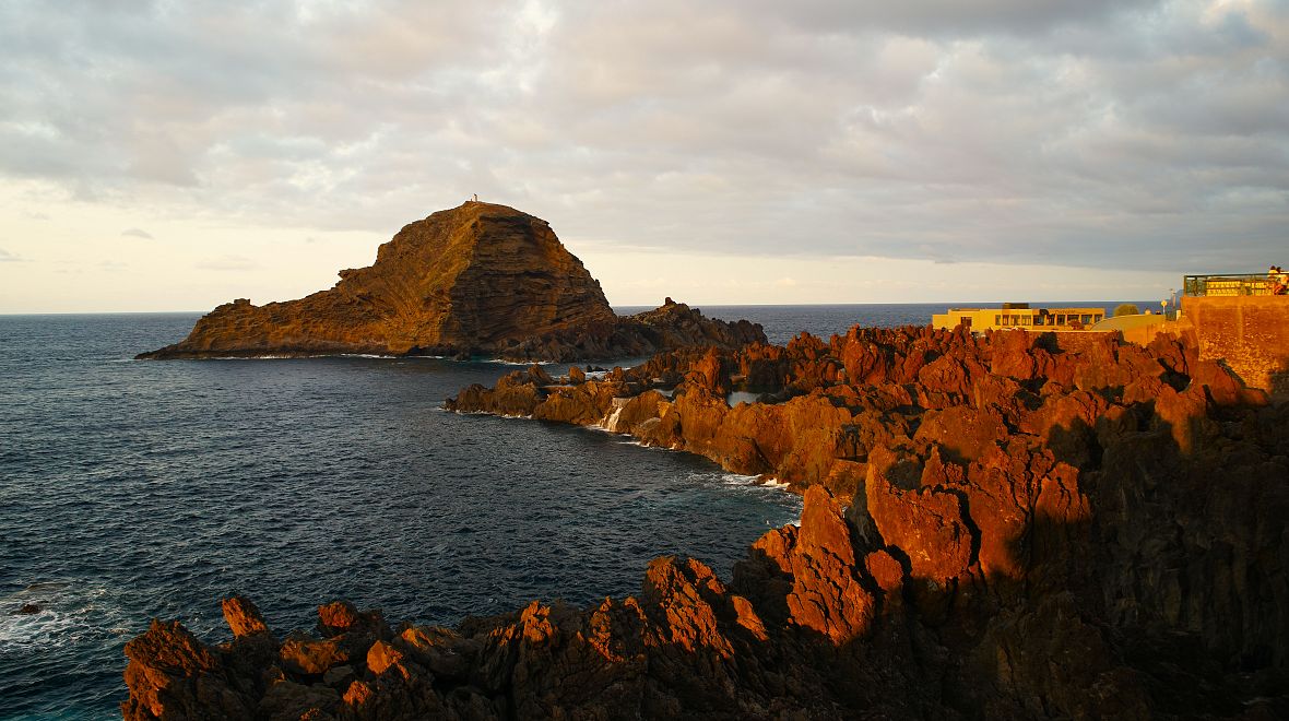 Na přilehlém ostrůvku Ilhéu Mole stojí malý maják, který je napájený solární energií