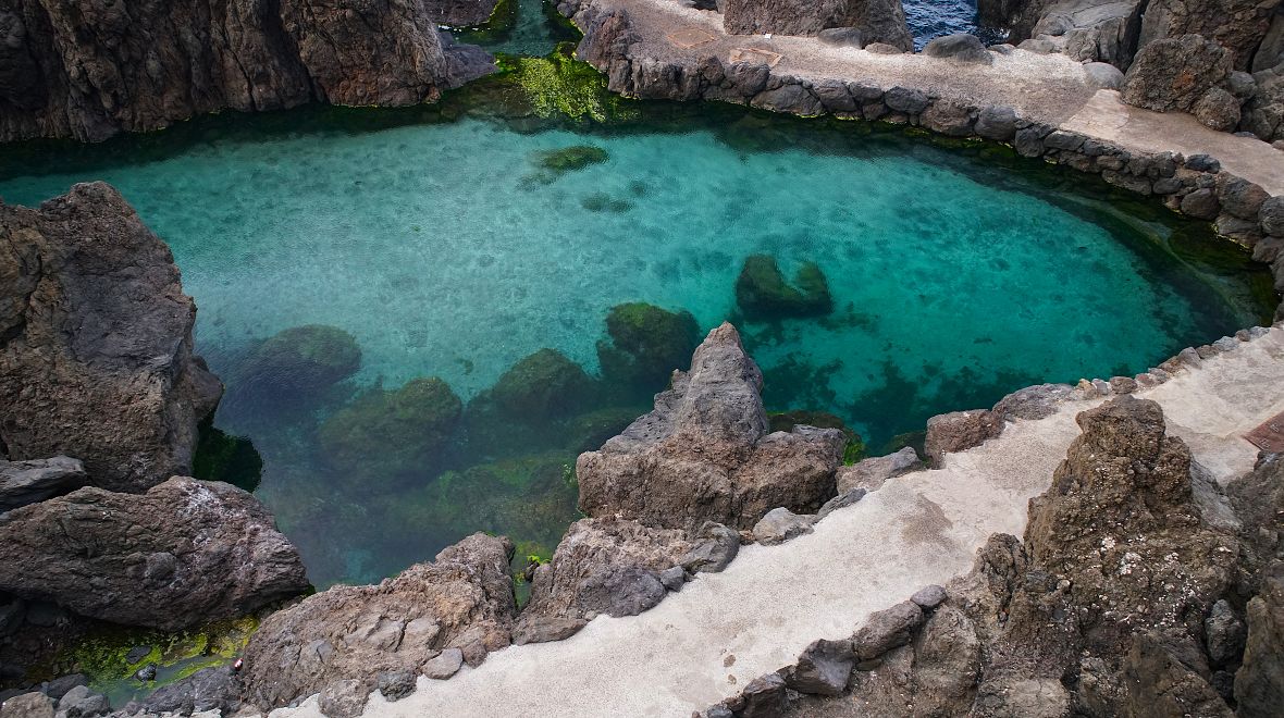 Voda v bazénech mívá teplotu v rozmezí 20 až 24 °C a je zpravidla o kousek teplejší, než volný oceán. Společnost vám mohou dělat i drobné ryby.