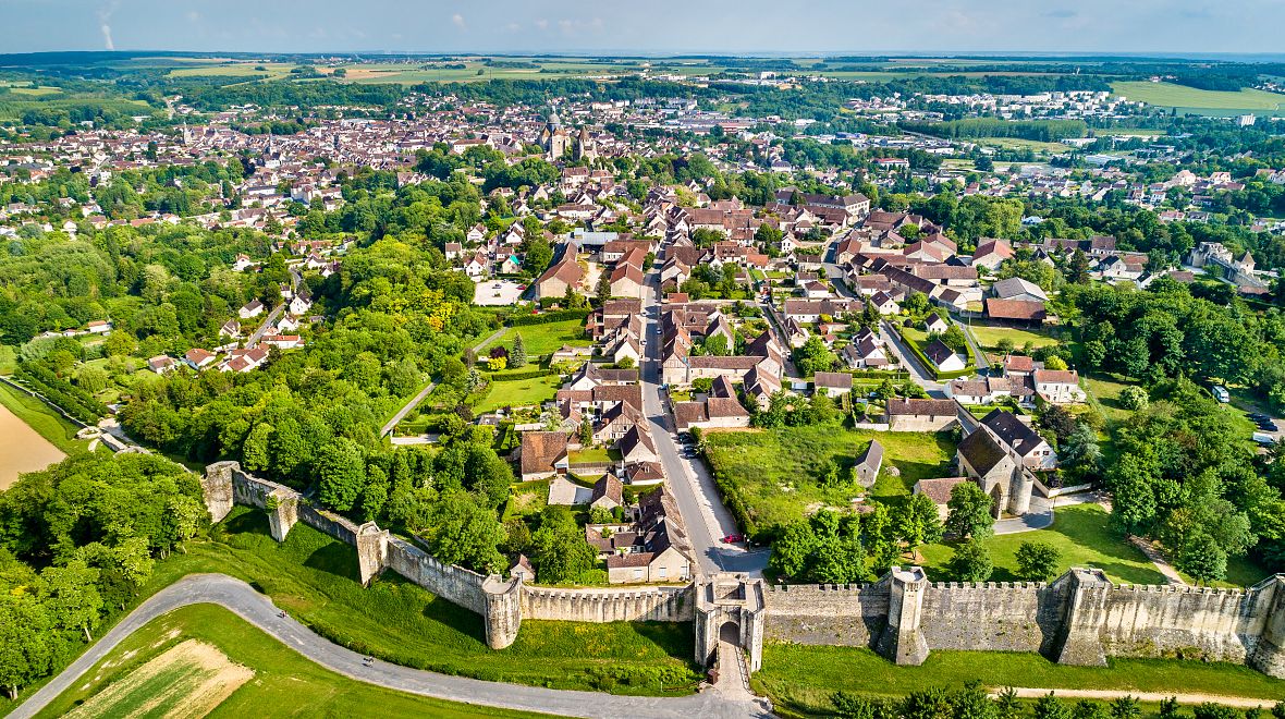 Provins je nádherné středověké městečko dosud obehnané původnímu hradbami