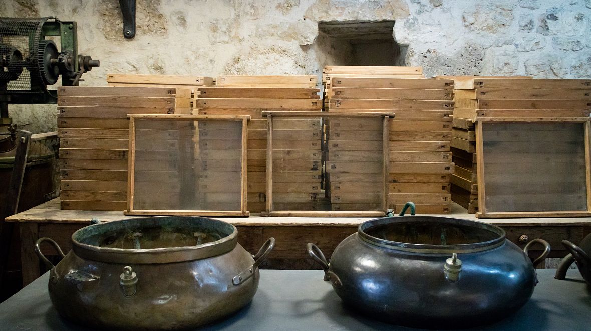 Městečko Grasse v historii proslulo výrobou parfémů a tradici drží dodnes