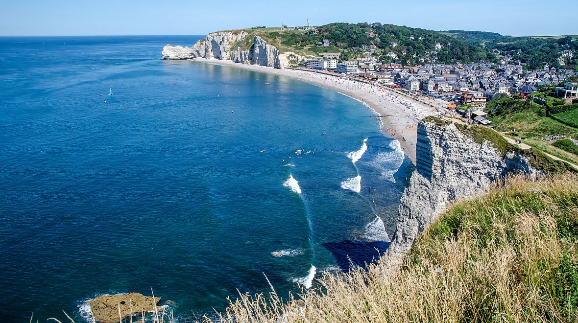 Pohled na bílé útesy v Étretat se nikdy neomrzí
