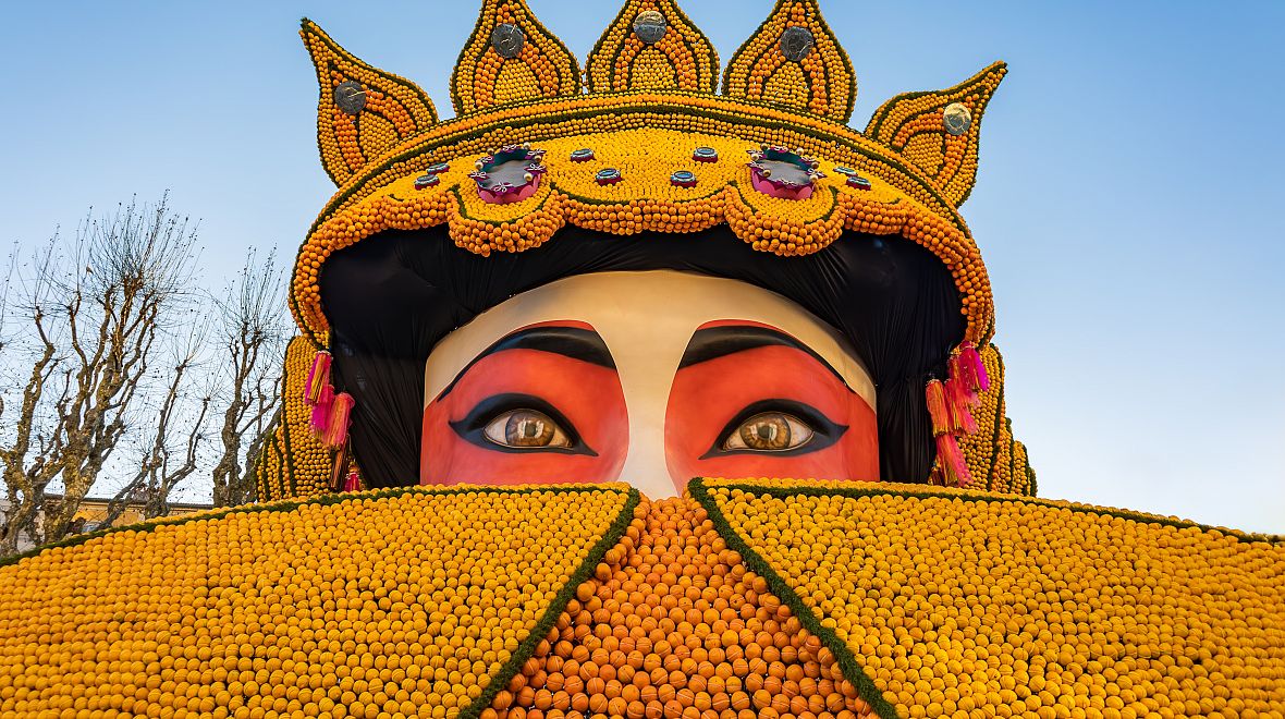 Festival citrůsů v Mentonu každoročně přináší pohled na důmyslné sochy i alegorické vozy