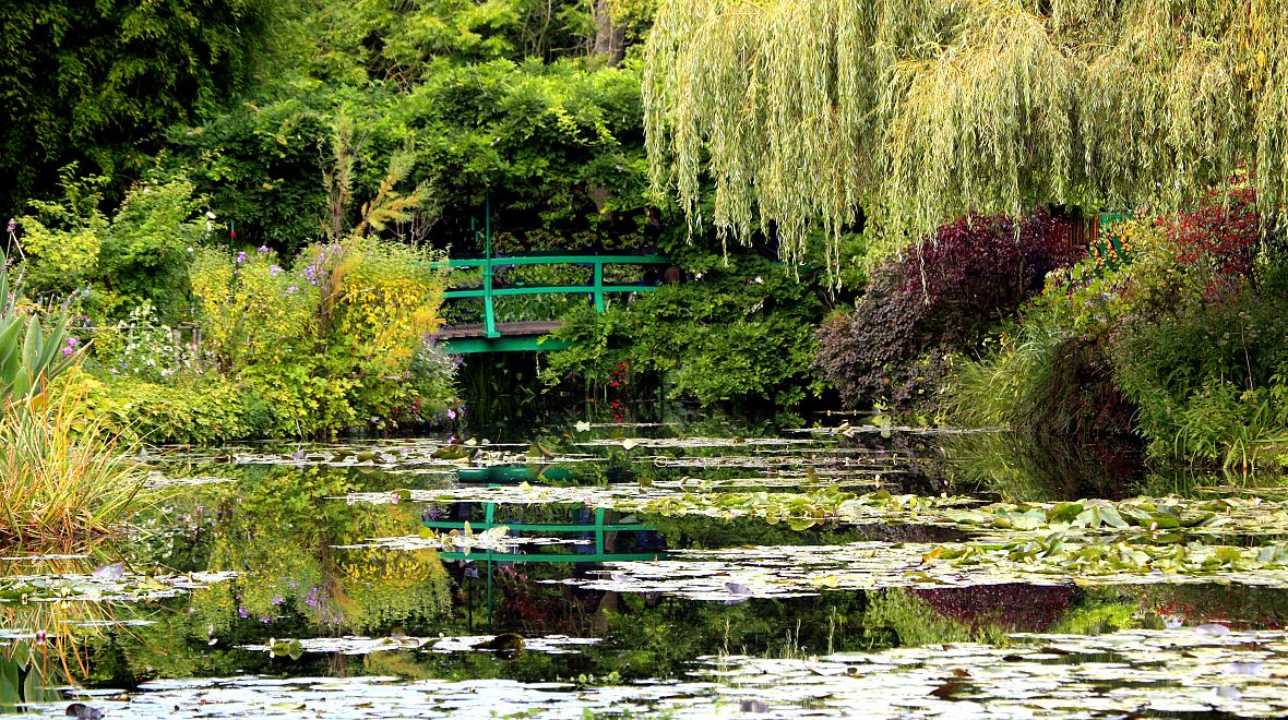 Slavný japonský mostek a jezírko s lekníny z Monetova obrazu v Giverny