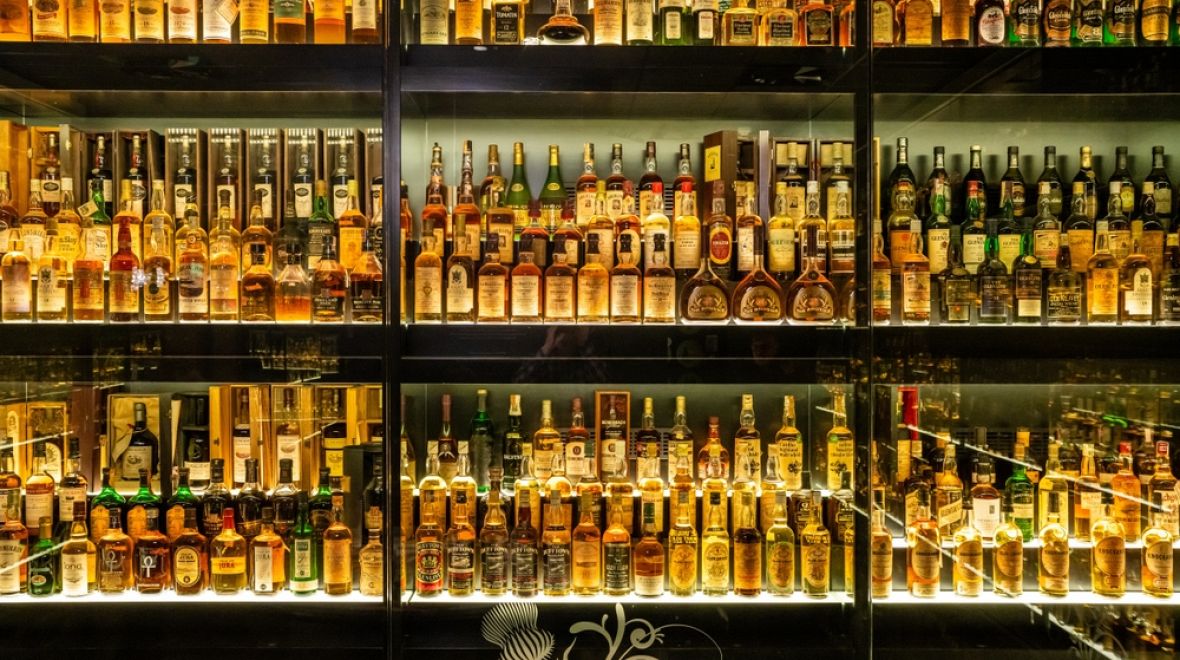 Místní měli whisky schovanou naprosto všude, kde se dalo