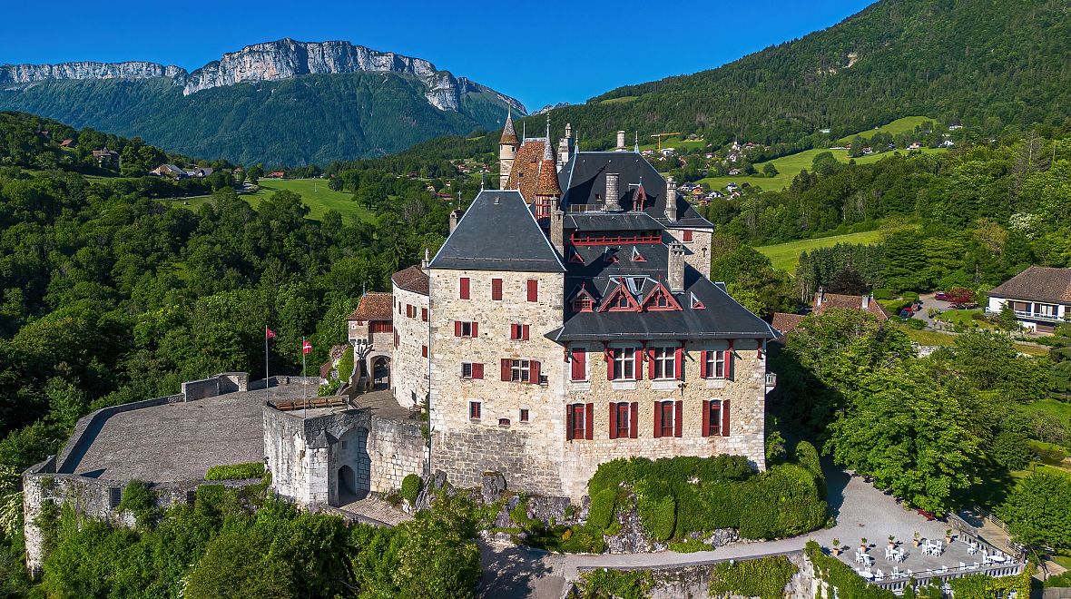 Nad městem se tyčí známý hrad