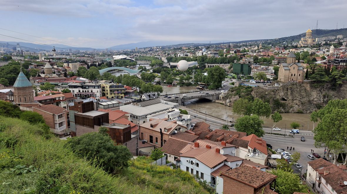 Z pevnosti Narikala budete mít staré Tbilisi jako na dlani