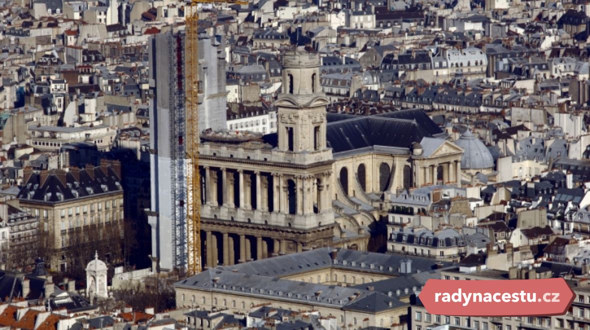 Kostel sv. Sulpice je druhým největším kostelem v Paříži