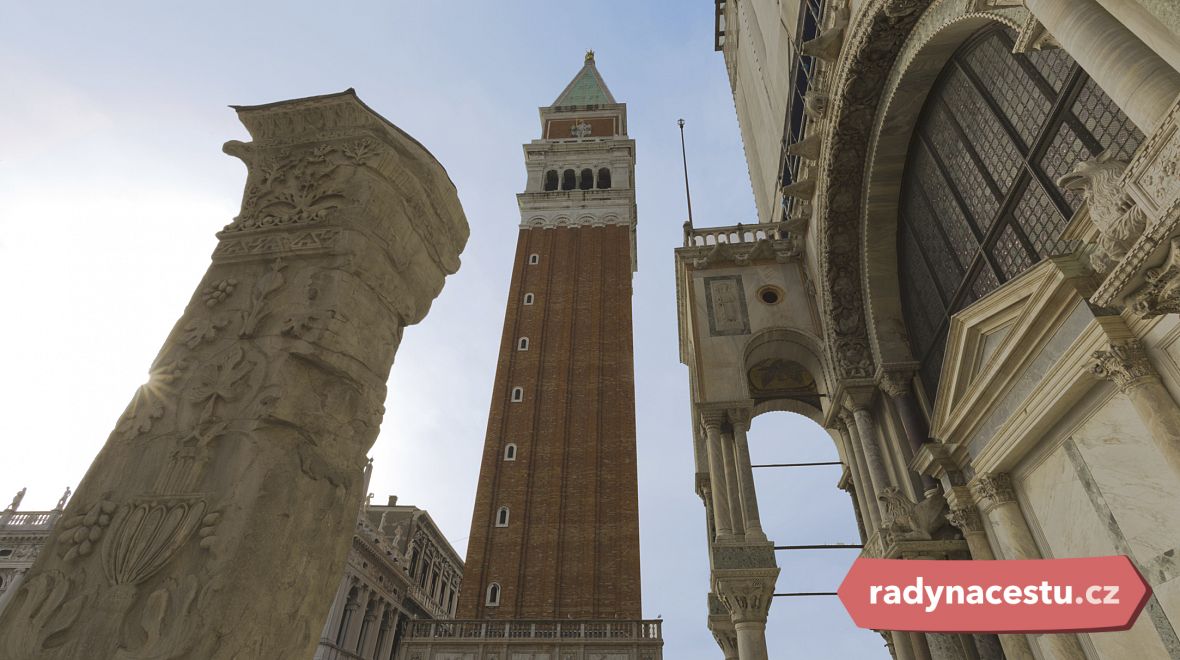 Zvonice je dominantou Benátek